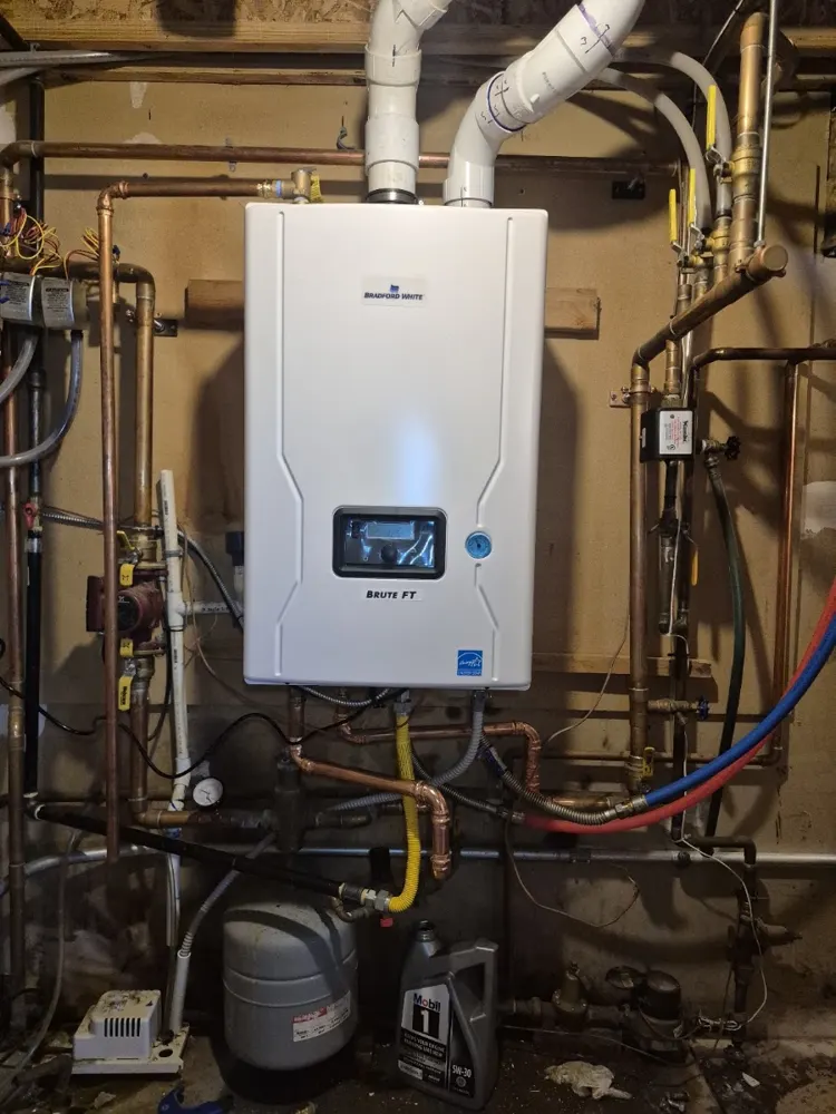 Wall-hung combi boiler with full near-boiler piping