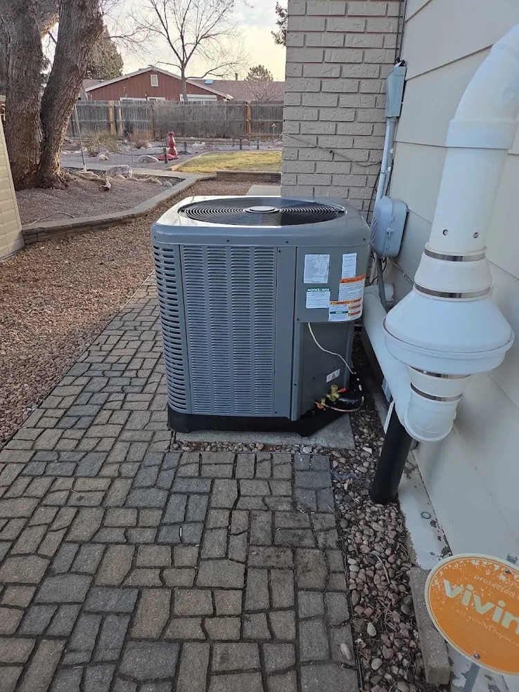 AC condenser beside high-efficiency venting